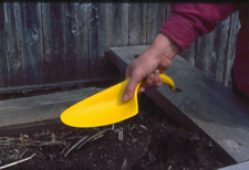 Lightweight plastic shovel with easy grip